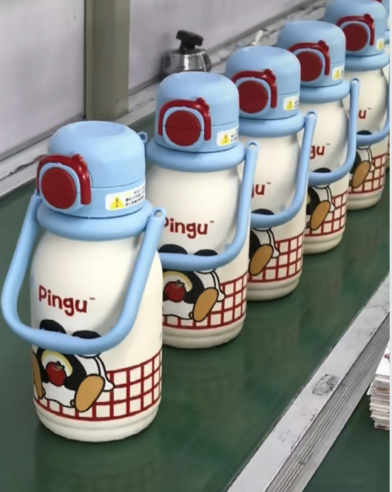 Pentru a face o ceașcă Thermos, nu este necesar doar să aveți un aspect frumos, ci și să fiți bine rotunjiți atât în ​​interior cât și în exterior